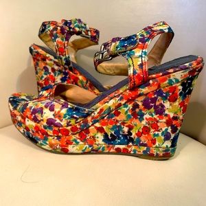 🌺GAP Multicolored Floral Fabric Wedge Sandals 41/2” heels, Size 7.🌺
